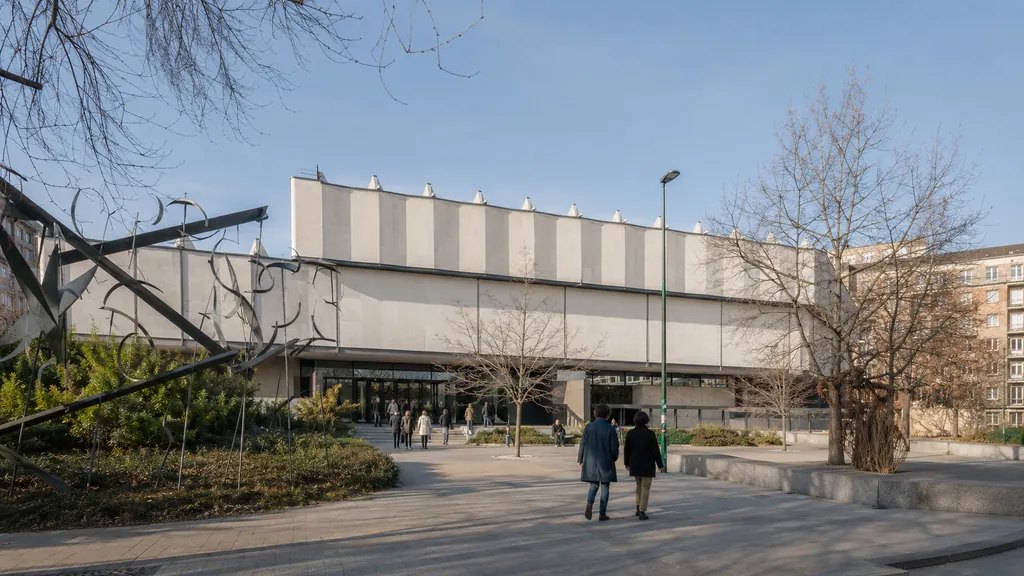 GAM Torino à Turin avec visiteurs devant le musée d’art moderne et sculpture contemporaine.