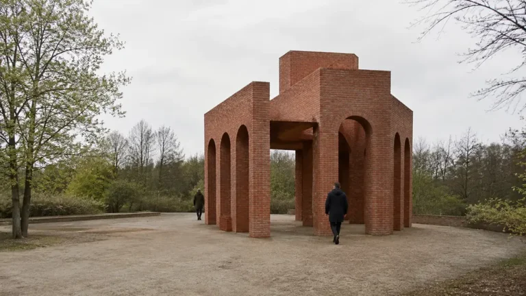 Kirkeby artist représenté par une sculpture monumentale en briques dans un parc contemporain.