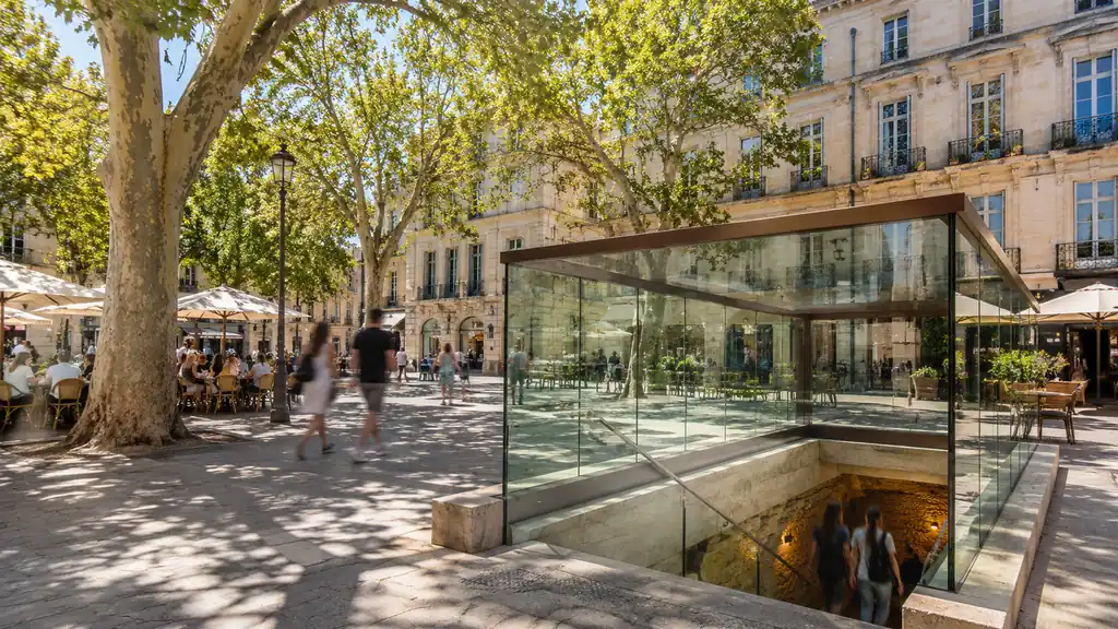 Musée de l’Histoire de Montpellier avec entrée vitrée vers la crypte Notre-Dame-des-Tables sous la place Jean-Jaurès.