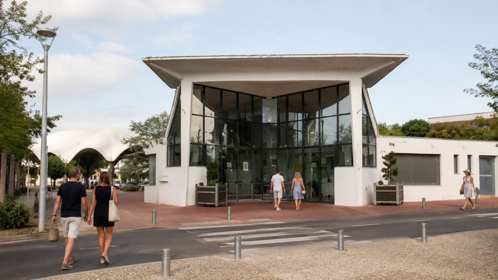 Musée de Royan dans l’ancien marché de Pontaillac avec visiteurs devant le bâtiment moderne.