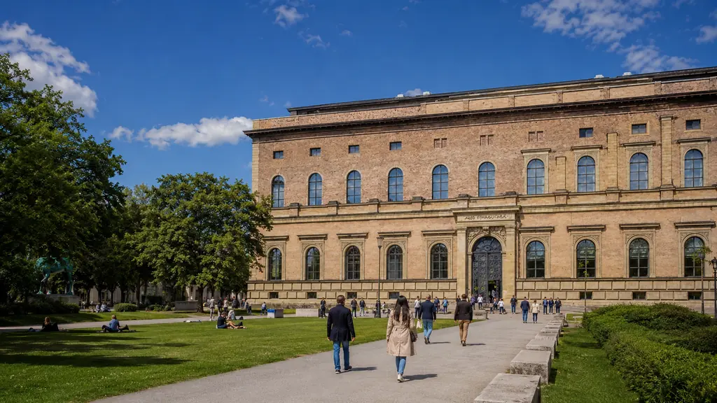 Musée Munich avec visiteurs devant un grand musée d’art du quartier Kunstareal.