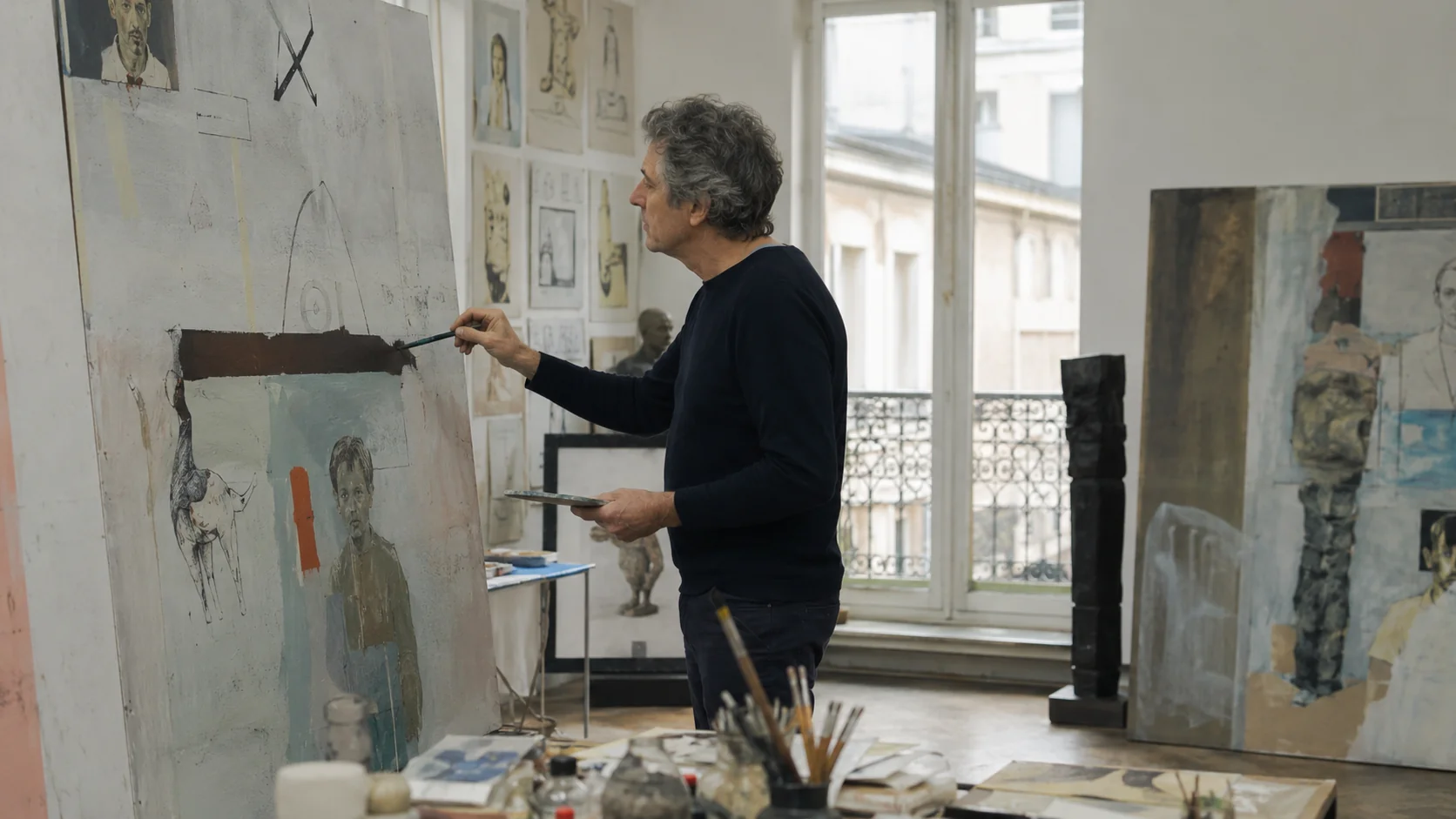 Jean-Michel Alberola travaillant sur une peinture mêlant figures, abstraction et références conceptuelles dans son atelier