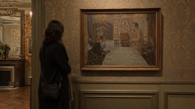 Visiteuse contemplant une scène d’intérieur aux motifs décoratifs évoquant la peinture intimiste d’Édouard Vuillard