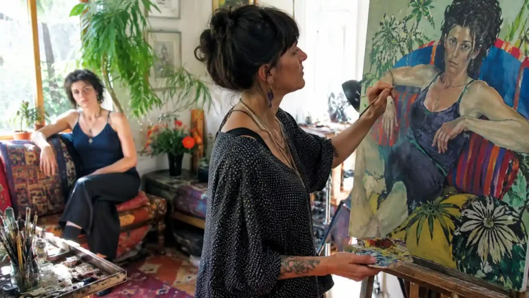 Hope Gangloff peignant le portrait coloré d’une proche dans un atelier lumineux