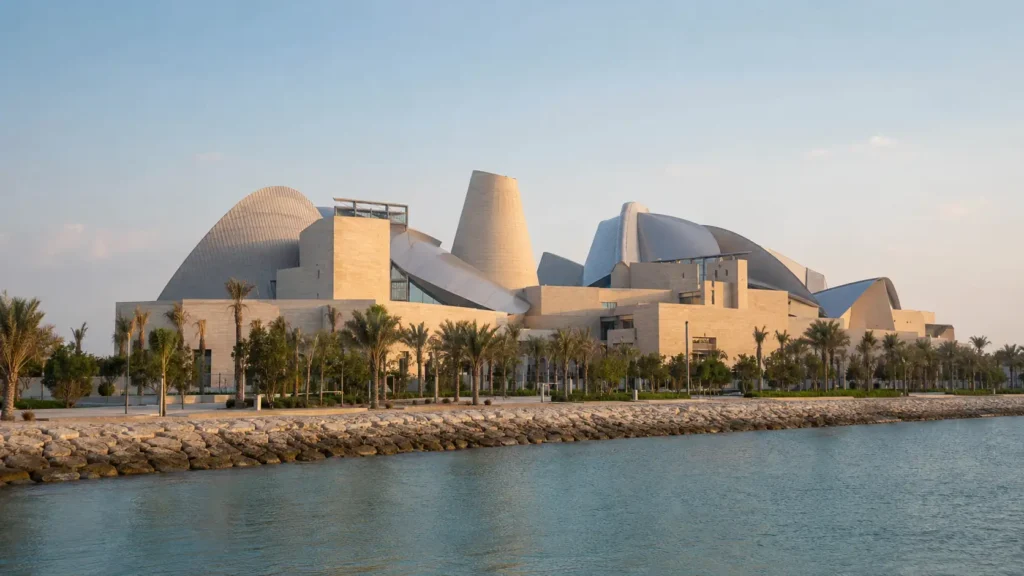 Vue extérieure du futur musée Guggenheim Abu Dhabi sur l’île de Saadiyat au bord de l’eau