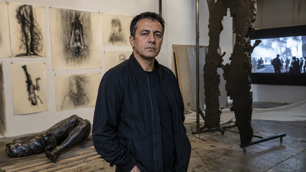 Adel Abdessemed dans son atelier entouré de dessins, sculptures et installations contemporaines