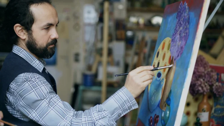 Artiste peintre travaillant sur une toile colorée dans un atelier contemporain pour illustrer le peintre Formica