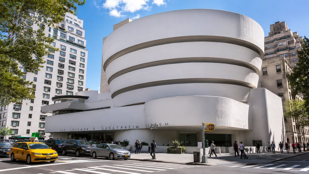 Musée Guggenheim à New York vu depuis la rue avec des visiteurs et des taxis
