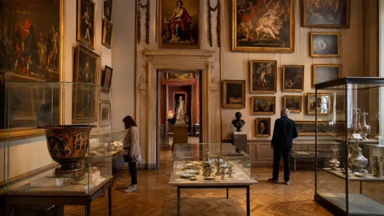 Visiteurs découvrant des peintures, des objets archéologiques et des pièces d’argenterie au musée de Vienne.