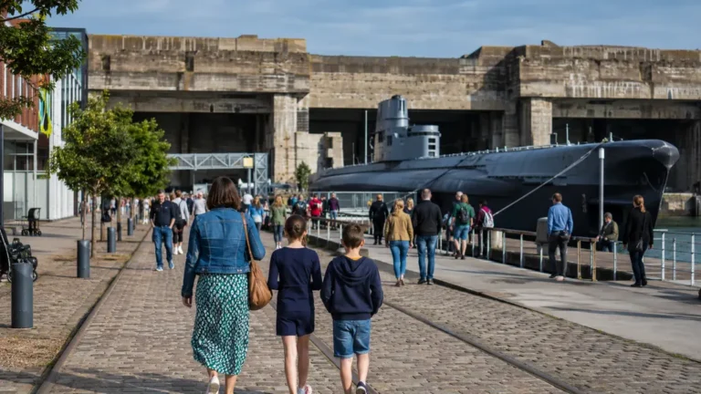 Famille découvrant le sous-marin Espadon et les sites culturels maritimes près de la base sous-marine de Saint-Nazaire.
